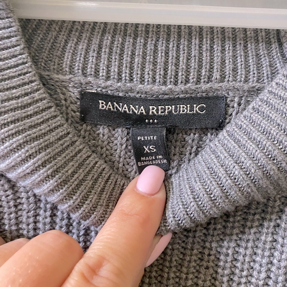 Gray ribbed mock turtleneck sweater.